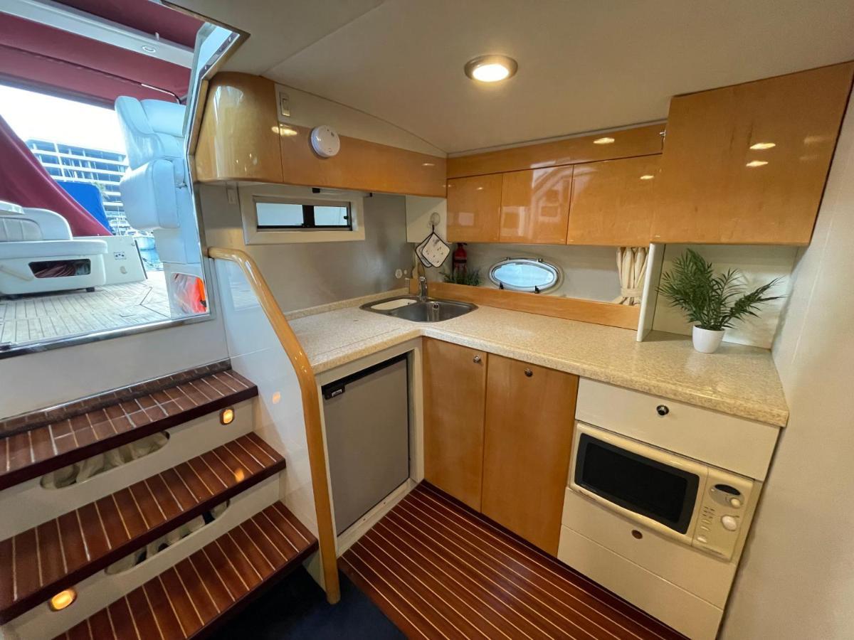 Cozy Yacht Lodge In Barcelona With Boat Tour Option Sant Adria de Besos Dış mekan fotoğraf